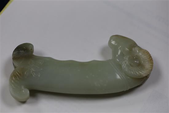 A Mughal jade dagger hilt, 5in.